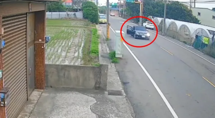 附近監視器畫面拍下她突然打開車門往外跳。由於車速相當快,女方摔到地上後連滾好幾圈才停下,當場失去意識。