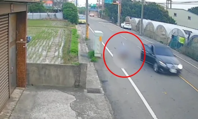 附近監視器畫面拍下她突然打開車門往外跳。由於車速相當快,女方摔到地上後連滾好幾圈才停下,當場失去意識。