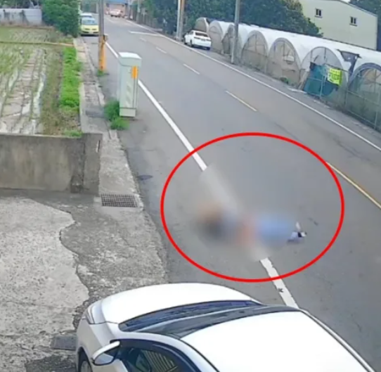 附近監視器畫面拍下她突然打開車門往外跳。由於車速相當快,女方摔到地上後連滾好幾圈才停下,當場失去意識。