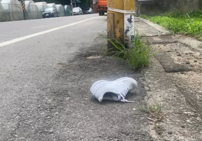女子遺留在路上的白色鞋子。(網上圖片)