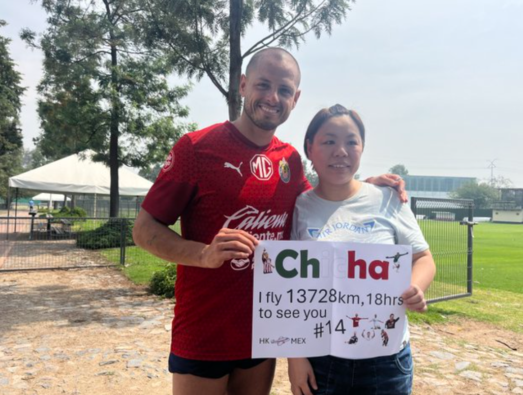 一名「小豆」的香港女球迷為見偶像一面,特意由香港長途跋涉18小時機程前往墨西哥,終成功與「小豆」見面。(網上圖片)