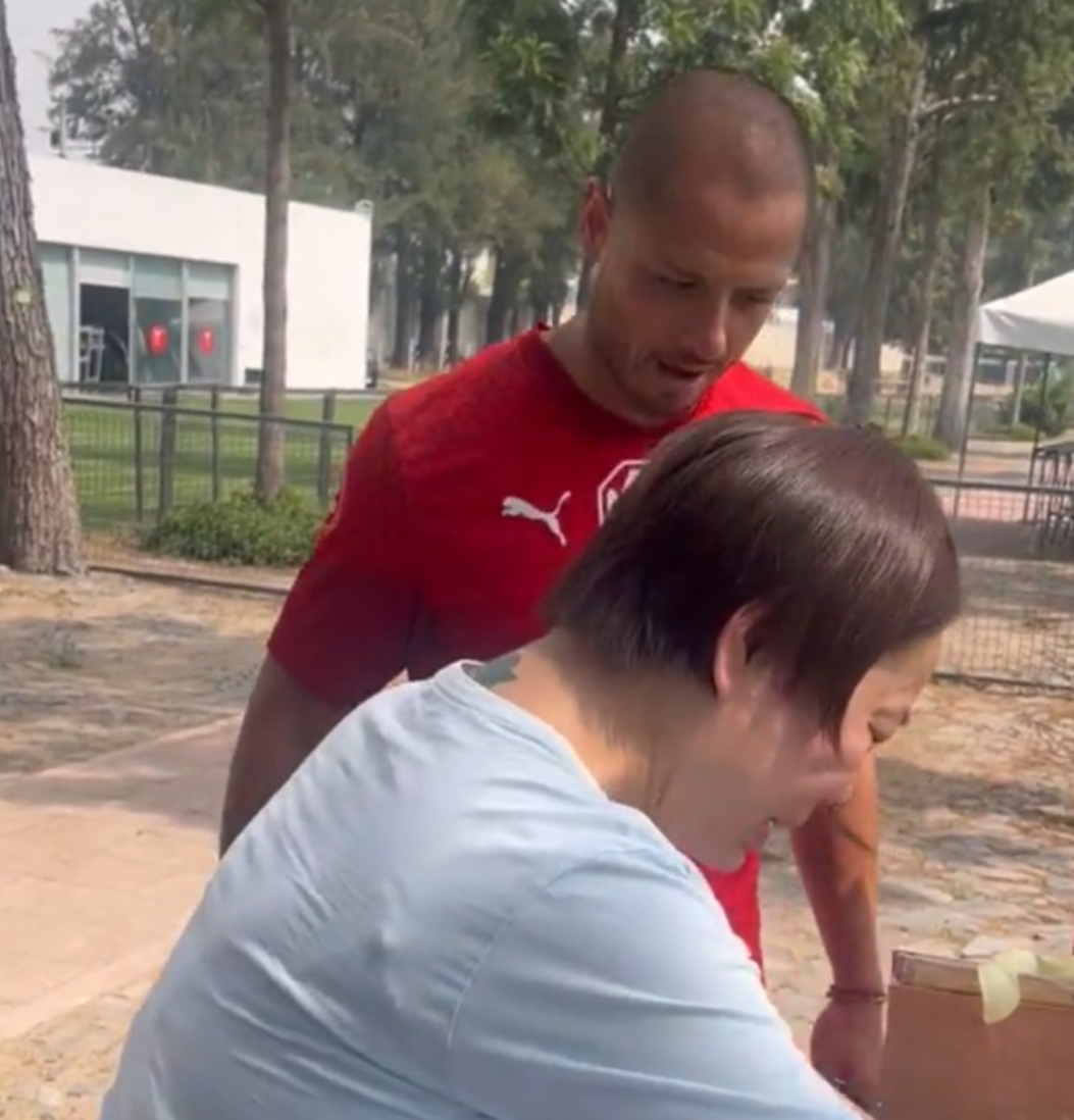 「Franky」見到偶像後激動不已,當「小豆」得知她來自香港後也驚訝稱「我的天」,及後為她簽名及合照,並感謝對方長途跋涉到訪。根據「Franky」自製的打氣卡,她共飛行了13,728公里的距離,耗時18小時。(影片截圖)