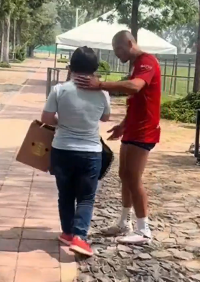 「Franky」見到偶像後激動不已,當「小豆」得知她來自香港後也驚訝稱「我的天」,及後為她簽名及合照,並感謝對方長途跋涉到訪。根據「Franky」自製的打氣卡,她共飛行了13,728公里的距離,耗時18小時。(影片截圖)