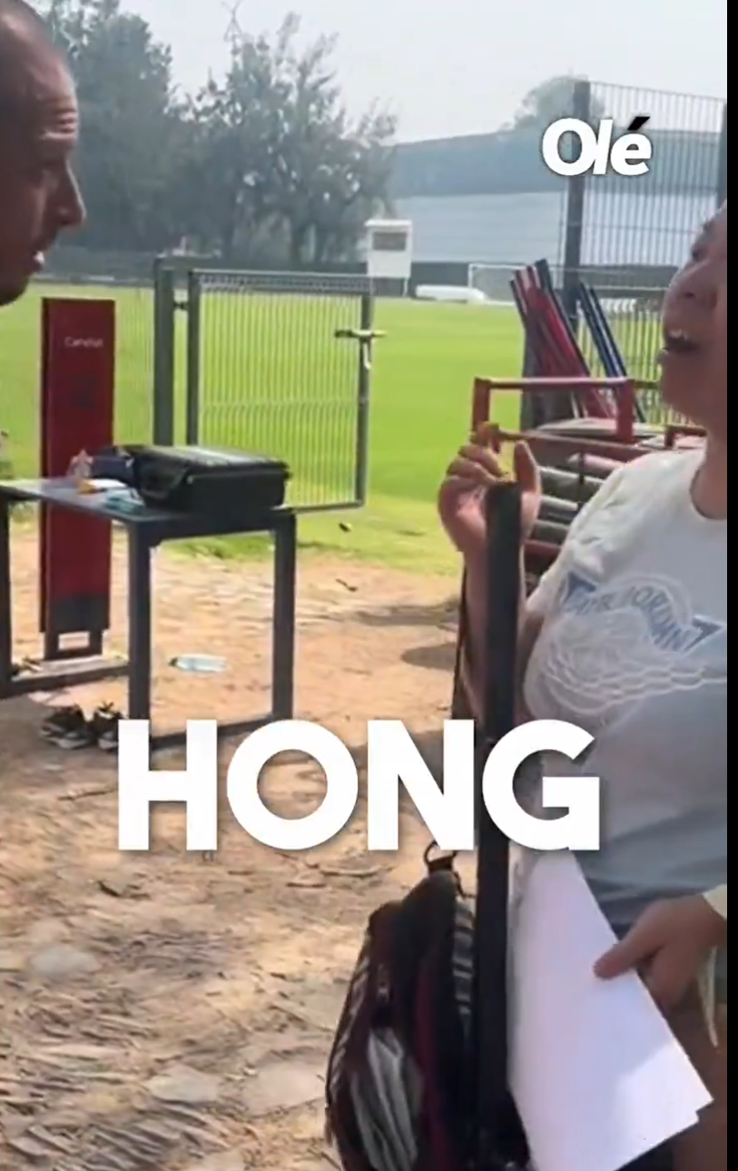 「Franky」見到偶像後激動不已,當「小豆」得知她來自香港後也驚訝稱「我的天」,及後為她簽名及合照,並感謝對方長途跋涉到訪。根據「Franky」自製的打氣卡,她共飛行了13,728公里的距離,耗時18小時。(影片截圖)