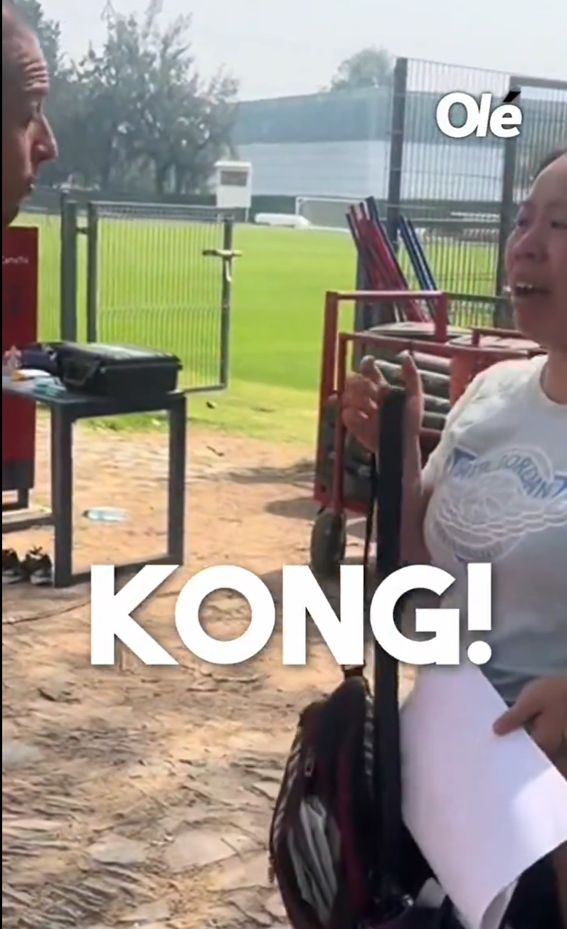 「Franky」見到偶像後激動不已,當「小豆」得知她來自香港後也驚訝稱「我的天」,及後為她簽名及合照,並感謝對方長途跋涉到訪。根據「Franky」自製的打氣卡,她共飛行了13,728公里的距離,耗時18小時。(影片截圖)