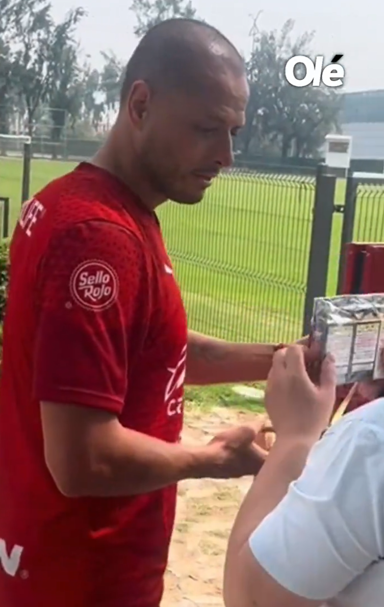 「Franky」見到偶像後激動不已,當「小豆」得知她來自香港後也驚訝稱「我的天」,及後為她簽名及合照,並感謝對方長途跋涉到訪。根據「Franky」自製的打氣卡,她共飛行了13,728公里的距離,耗時18小時。(影片截圖)