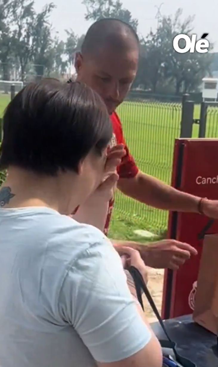 「Franky」見到偶像後激動不已,當「小豆」得知她來自香港後也驚訝稱「我的天」,及後為她簽名及合照,並感謝對方長途跋涉到訪。根據「Franky」自製的打氣卡,她共飛行了13,728公里的距離,耗時18小時。(影片截圖)