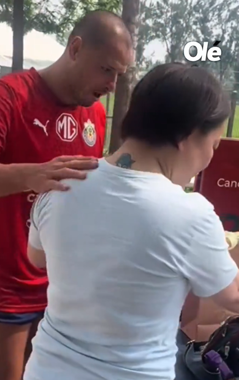 「Franky」見到偶像後激動不已,當「小豆」得知她來自香港後也驚訝稱「我的天」,及後為她簽名及合照,並感謝對方長途跋涉到訪。根據「Franky」自製的打氣卡,她共飛行了13,728公里的距離,耗時18小時。(影片截圖)