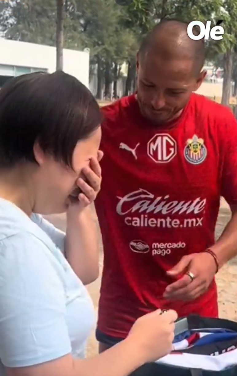 「Franky」見到偶像後激動不已,當「小豆」得知她來自香港後也驚訝稱「我的天」,及後為她簽名及合照,並感謝對方長途跋涉到訪。根據「Franky」自製的打氣卡,她共飛行了13,728公里的距離,耗時18小時。(影片截圖)