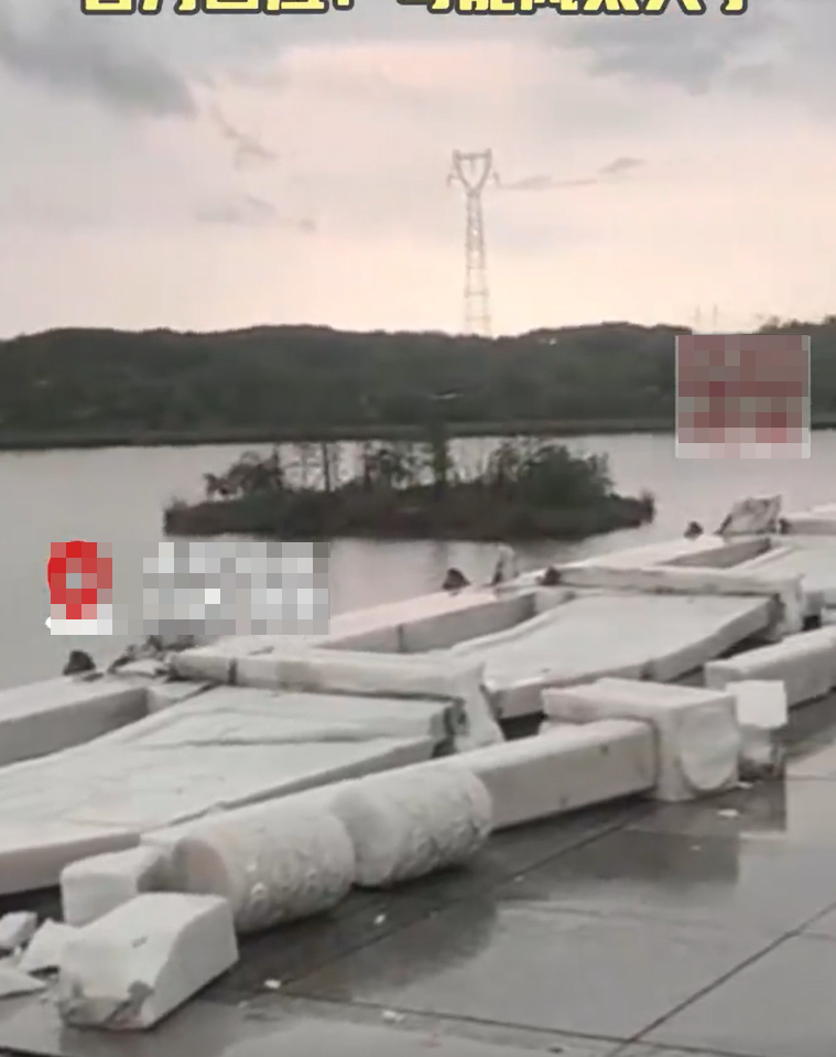 江西撫州臨川區一座投資近兩億人民幣的大橋,其圍欄被大風吹倒發生倒塌。(影片截圖)