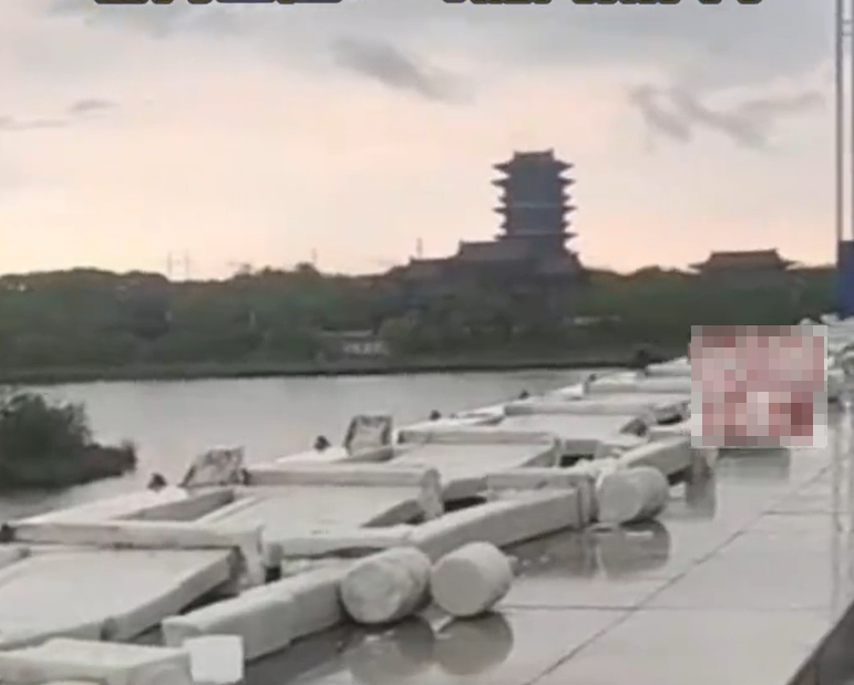 江西撫州臨川區一座投資近兩億人民幣的大橋,其圍欄被大風吹倒發生倒塌。(影片截圖)