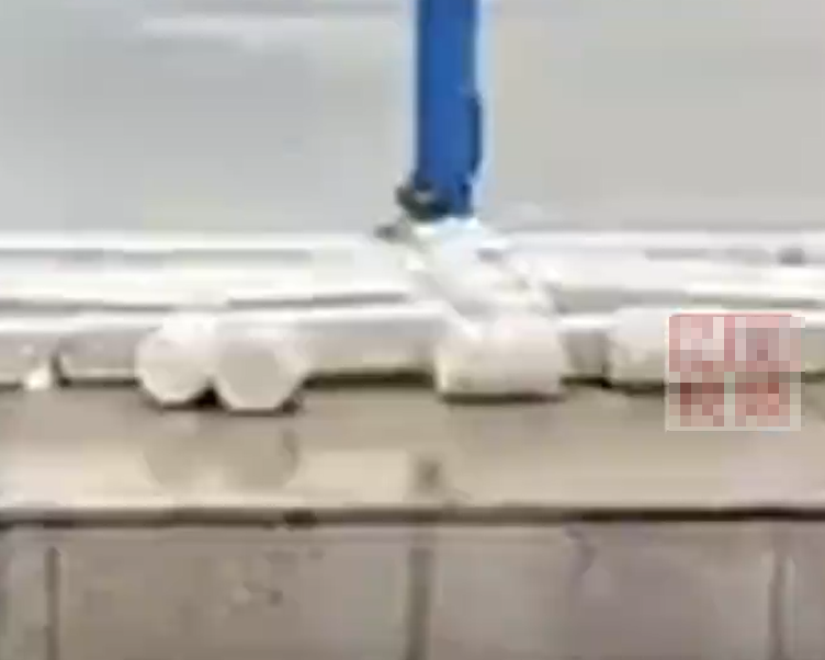 江西撫州臨川區一座投資近兩億人民幣的大橋,其圍欄被大風吹倒發生倒塌。(影片截圖)