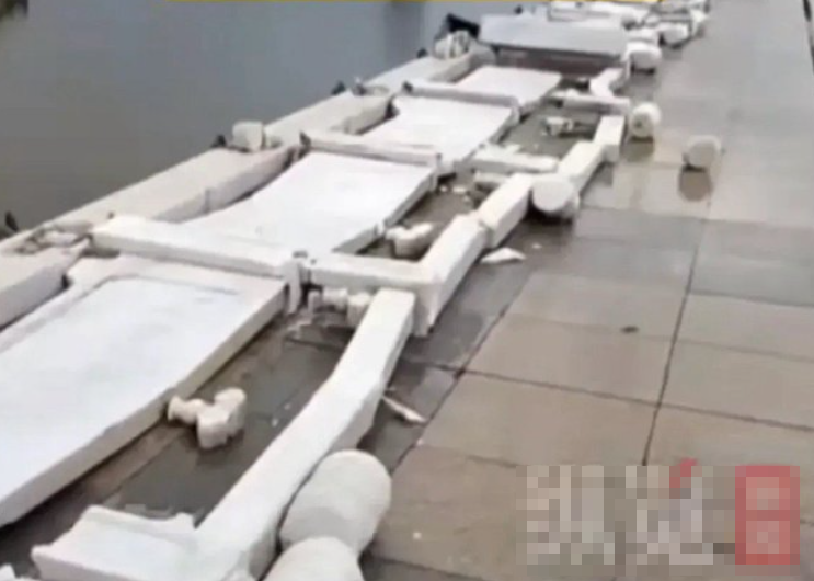 江西撫州臨川區一座投資近兩億人民幣的大橋,其圍欄被大風吹倒發生倒塌。(影片截圖)