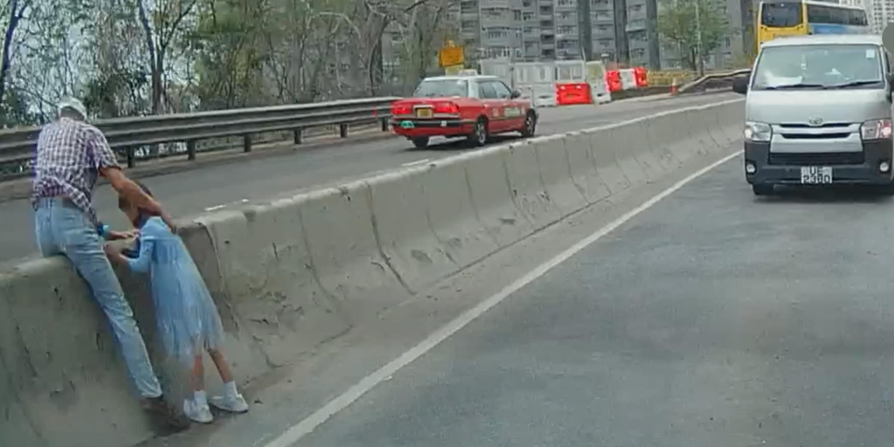 南區石排灣道一名老翁攜女童行走期間,兩人挺而走險行出馬路,橫跨石壆三綫車道走過對面行人路,無視車來車往,有經過車主的車Cam拍得驚險場面,斥二人行為非常危險。 facebook群組「南區之友^o^」