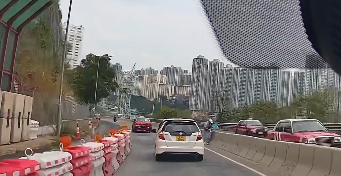 南區石排灣道一名老翁攜女童行走期間,兩人挺而走險行出馬路,橫跨石壆三綫車道走過對面行人路,無視車來車往,有經過車主的車Cam拍得驚險場面,斥二人行為非常危險。 facebook群組「南區之友^o^」