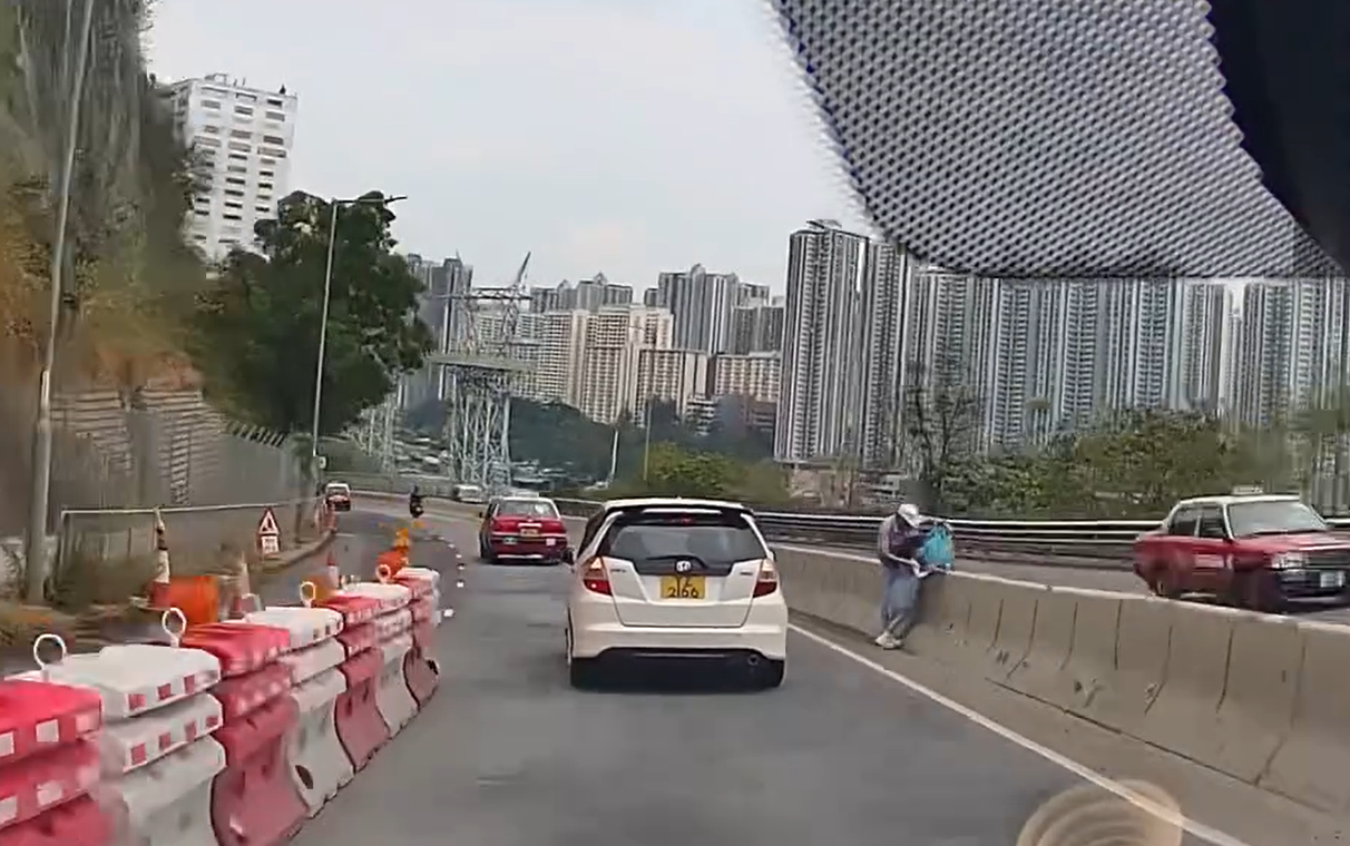 南區石排灣道一名老翁攜女童行走期間,兩人挺而走險行出馬路,橫跨石壆三綫車道走過對面行人路,無視車來車往,有經過車主的車Cam拍得驚險場面,斥二人行為非常危險。 facebook群組「南區之友^o^」