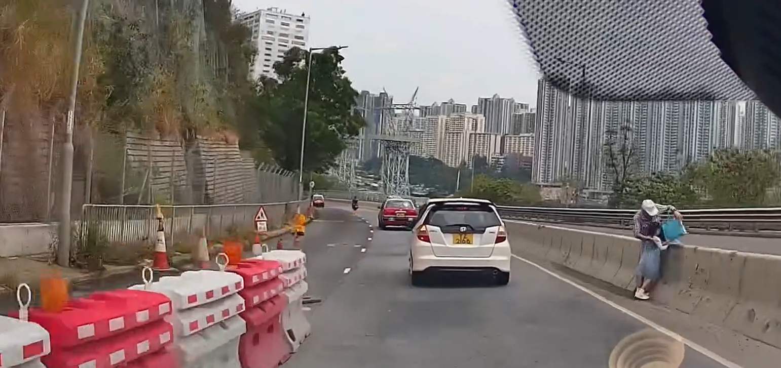 南區石排灣道一名老翁攜女童行走期間,兩人挺而走險行出馬路,橫跨石壆三綫車道走過對面行人路,無視車來車往,有經過車主的車Cam拍得驚險場面,斥二人行為非常危險。 facebook群組「南區之友^o^」