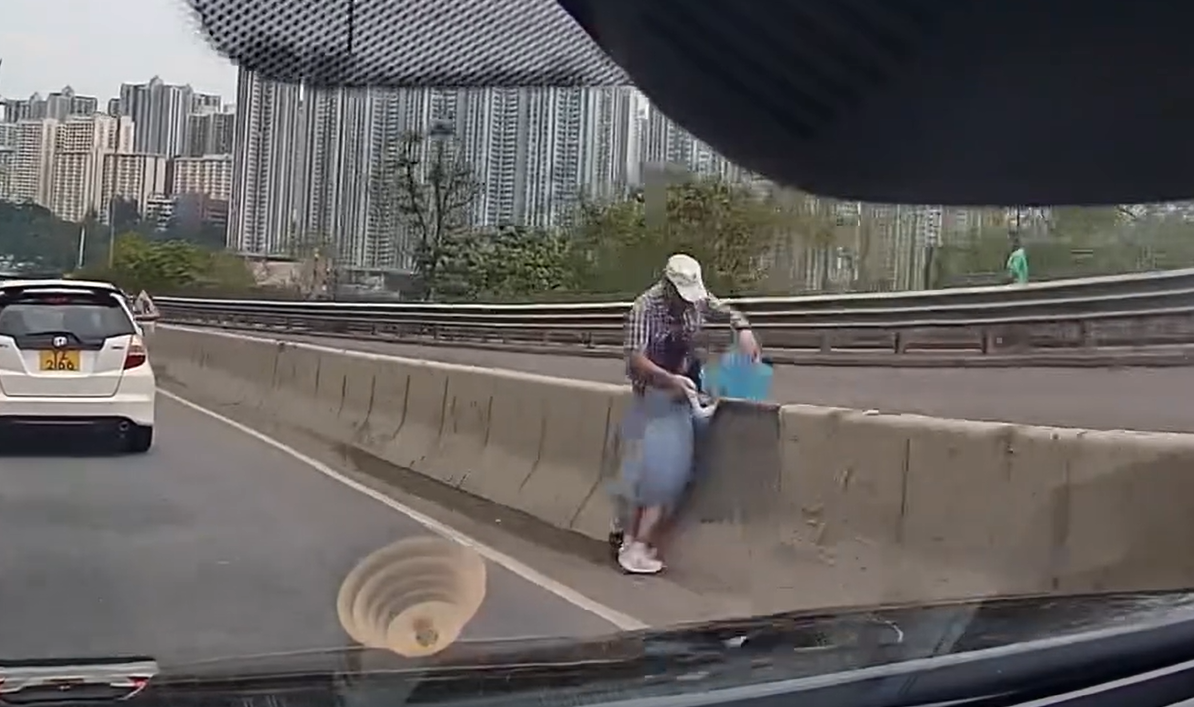 南區石排灣道一名老翁攜女童行走期間,兩人挺而走險行出馬路,橫跨石壆三綫車道走過對面行人路,無視車來車往,有經過車主的車Cam拍得驚險場面,斥二人行為非常危險。 facebook群組「南區之友^o^」