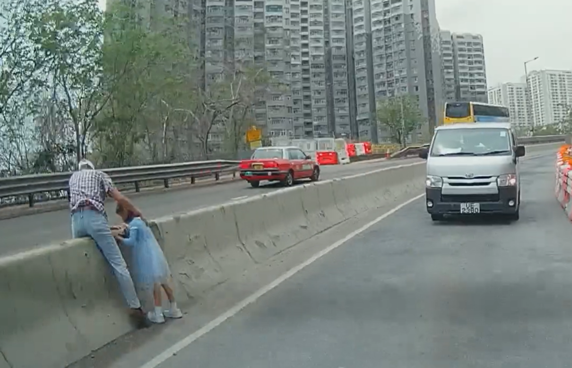 南區石排灣道一名老翁攜女童行走期間,兩人挺而走險行出馬路,橫跨石壆三綫車道走過對面行人路,無視車來車往,有經過車主的車Cam拍得驚險場面,斥二人行為非常危險。 facebook群組「南區之友^o^」