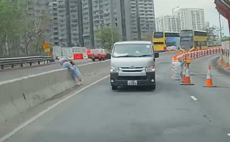 南區石排灣道一名老翁攜女童行走期間,兩人挺而走險行出馬路,橫跨石壆三綫車道走過對面行人路,無視車來車往,有經過車主的車Cam拍得驚險場面,斥二人行為非常危險。 facebook群組「南區之友^o^」