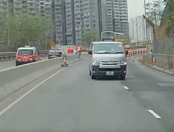 南區石排灣道一名老翁攜女童行走期間,兩人挺而走險行出馬路,橫跨石壆三綫車道走過對面行人路,無視車來車往,有經過車主的車Cam拍得驚險場面,斥二人行為非常危險。 facebook群組「南區之友^o^」