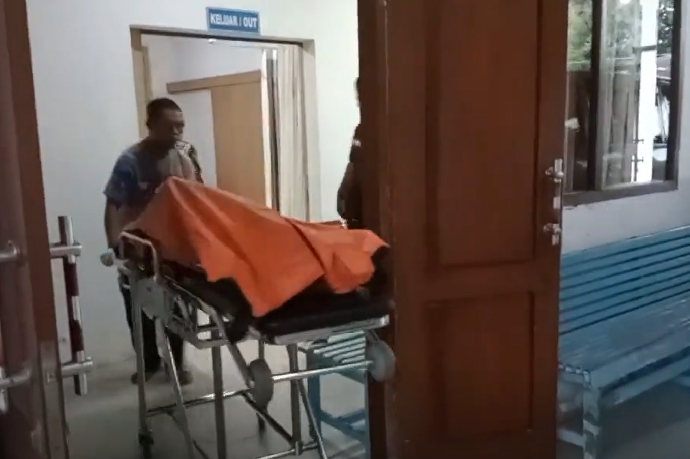 不幸身亡的女遊客遺體移送上車。(互聯網)