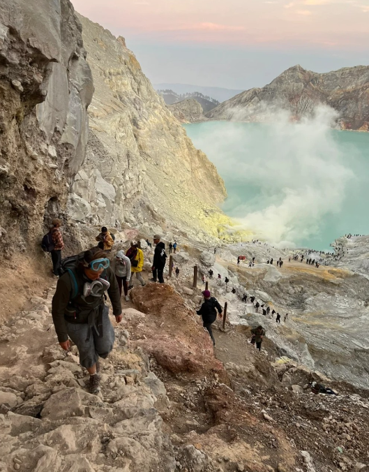 遊客慕名登上伊真火山。(互聯網)