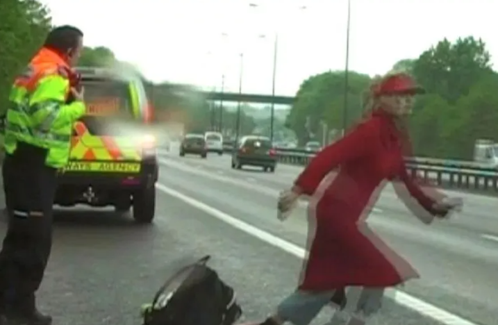 當日姊妹二人輪流衝出高速公路。(互聯網)