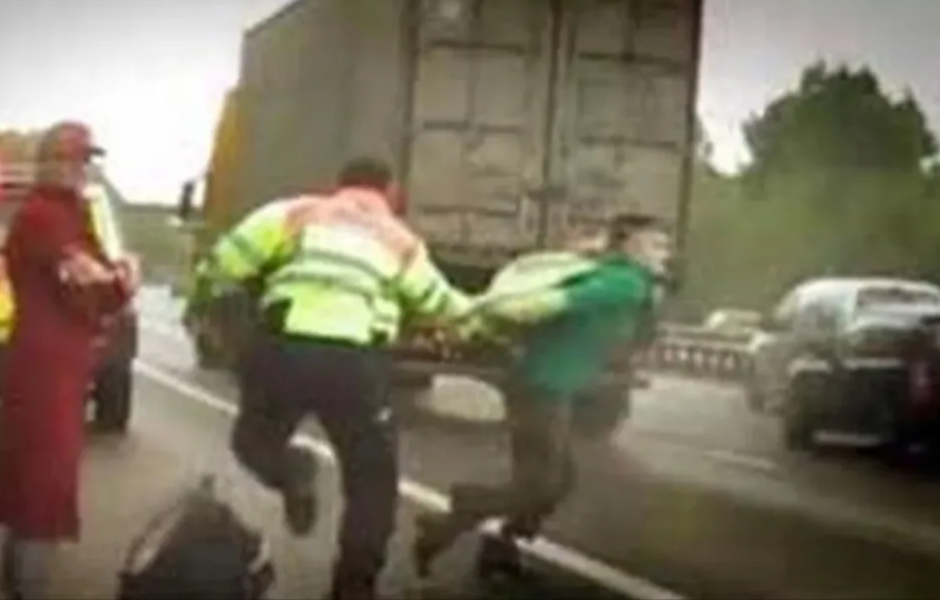 當日姊妹二人輪流衝出高速公路。(互聯網)