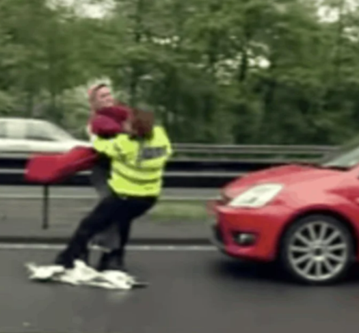 當日姊妹二人輪流衝出高速公路。(互聯網)