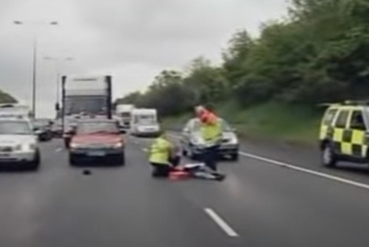 當日姊妹二人輪流衝出高速公路。(互聯網)