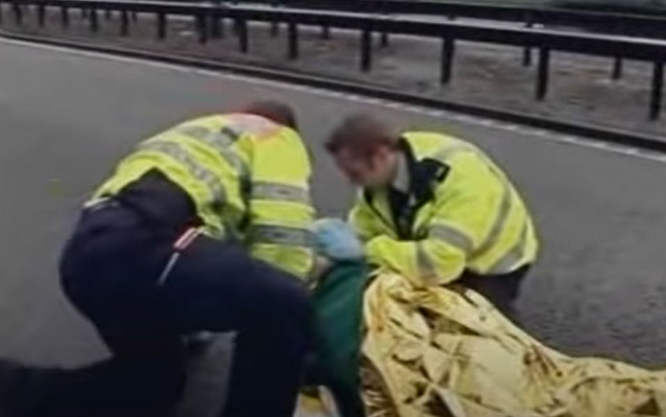 當日姊妹二人輪流衝出高速公路。(互聯網)