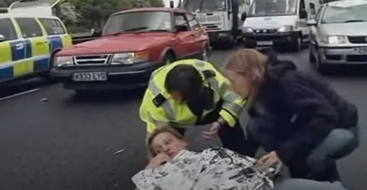 當日姊妹二人輪流衝出高速公路。(互聯網)