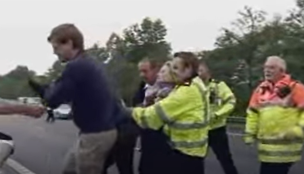 當日姊妹二人輪流衝出高速公路。(互聯網)