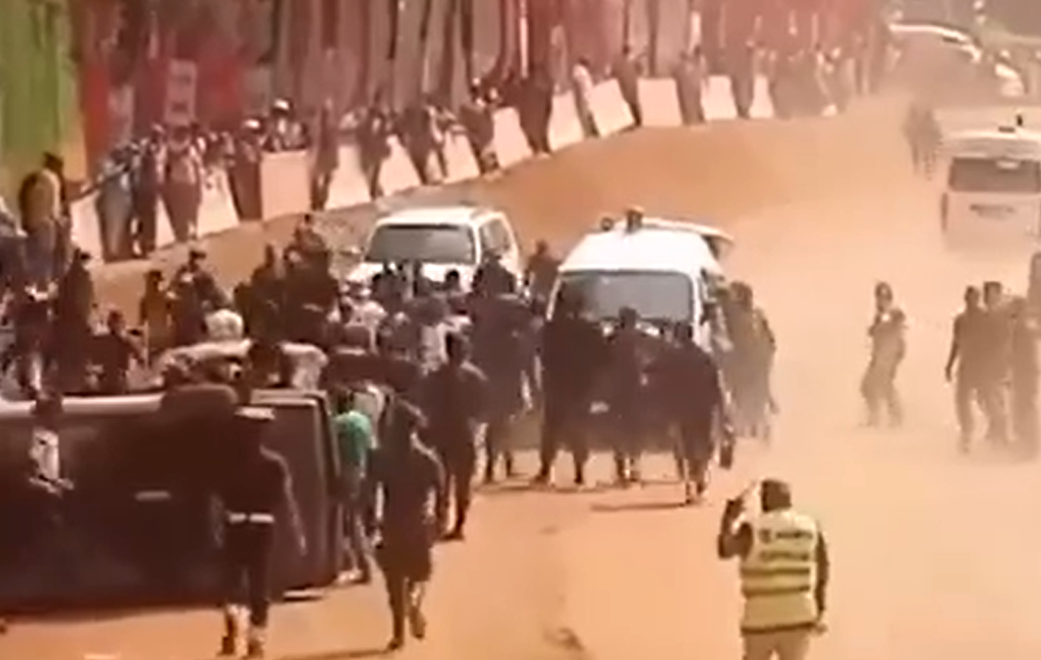 斯里蘭卡周日(21日)舉行越野賽車活動期間,一輛汽車突然衝出賽道撞觀眾,造成7人死亡,20人受傷。(影片截圖)