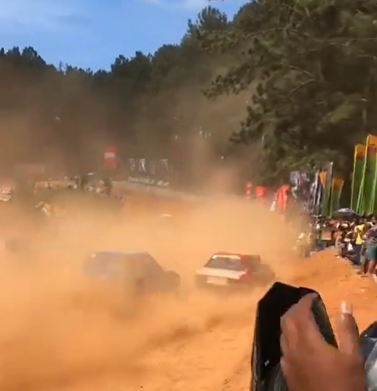 斯里蘭卡周日(21日)舉行越野賽車活動期間,一輛汽車突然衝出賽道撞觀眾,造成7人死亡,20人受傷。(影片截圖)