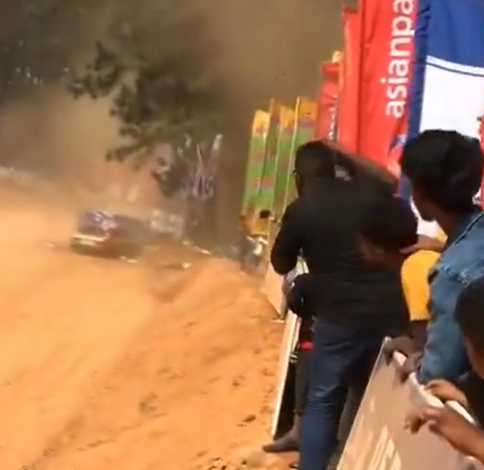 斯里蘭卡周日(21日)舉行越野賽車活動期間,一輛汽車突然衝出賽道撞觀眾,造成7人死亡,20人受傷。(影片截圖)