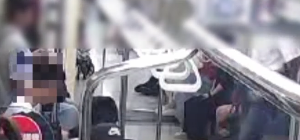 該名中年口罩男日前從民權西路站上車後,直接走到坐在博愛座年輕男子身前