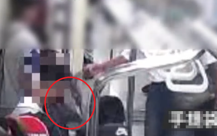 再用力把紙袋拍向對方面部,打中對方嘴唇及臉頰