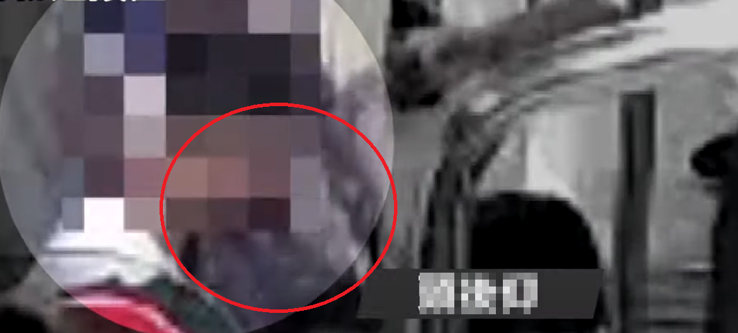 再用力把紙袋拍向對方面部,打中對方嘴唇及臉頰