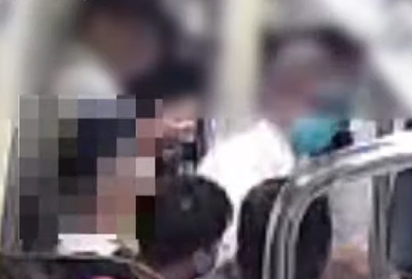 他之後更坐在年輕男子大腿上,並用粗言穢語辱罵對方不讓座予一對母子,有旁邊乘客上前阻止。