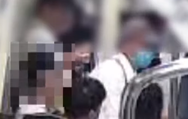 他之後更坐在年輕男子大腿上,並用粗言穢語辱罵對方不讓座予一對母子,有旁邊乘客上前阻止。