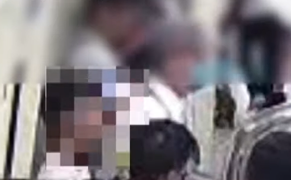 他之後更坐在年輕男子大腿上,並用粗言穢語辱罵對方不讓座予一對母子,有旁邊乘客上前阻止。