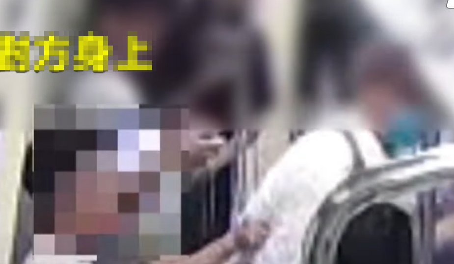 他之後更坐在年輕男子大腿上,並用粗言穢語辱罵對方不讓座予一對母子,有旁邊乘客上前阻止。