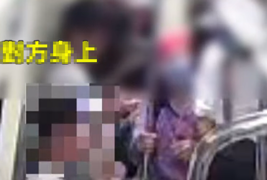 他之後更坐在年輕男子大腿上,並用粗言穢語辱罵對方不讓座予一對母子,有旁邊乘客上前阻止。