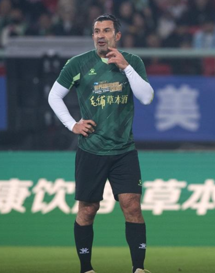 51歲的前世界足球先生得主、葡萄牙傳奇名宿費高(Luis Figo)今年1月曾到香港出戰「世界足球傳奇盃」名宿賽,5月他會再度訪華,夥拍前國家隊隊友到澳門踢5人足球賽,對手為本港藝員「阿叻」陳百祥領軍、由香港藝人與中港澳足球名宿組成的「大灣區飛龍」。