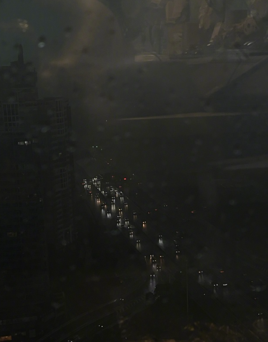 廣東暴雨|深圳全市進入暴雨防御狀態。(央視微博圖片)