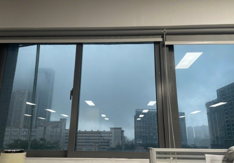 廣東暴雨|深圳全市進入暴雨防御狀態。(央視微博圖片)