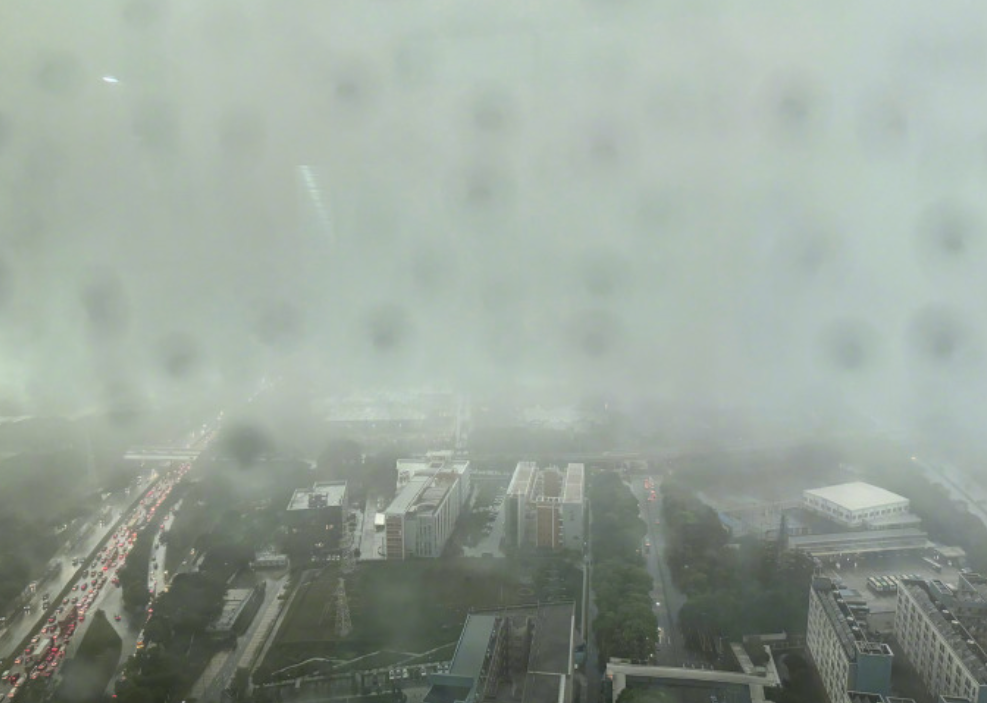 廣東暴雨|深圳全市進入暴雨防御狀態。(央視微博圖片)