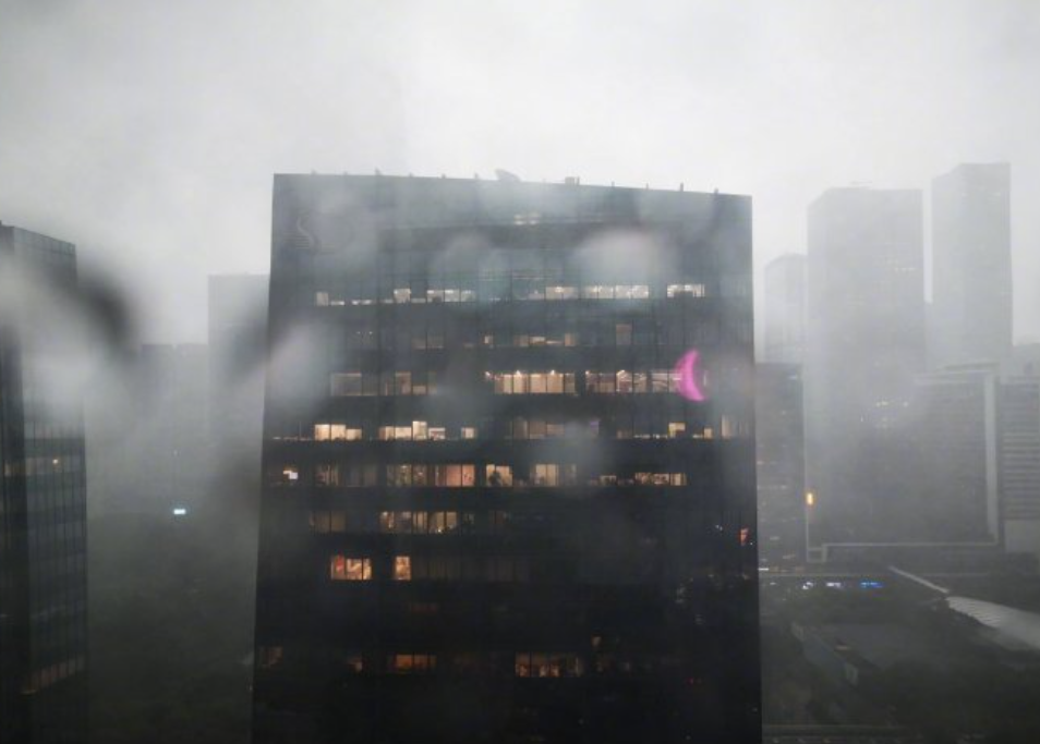 廣東暴雨|深圳全市進入暴雨防御狀態。(央視微博圖片)